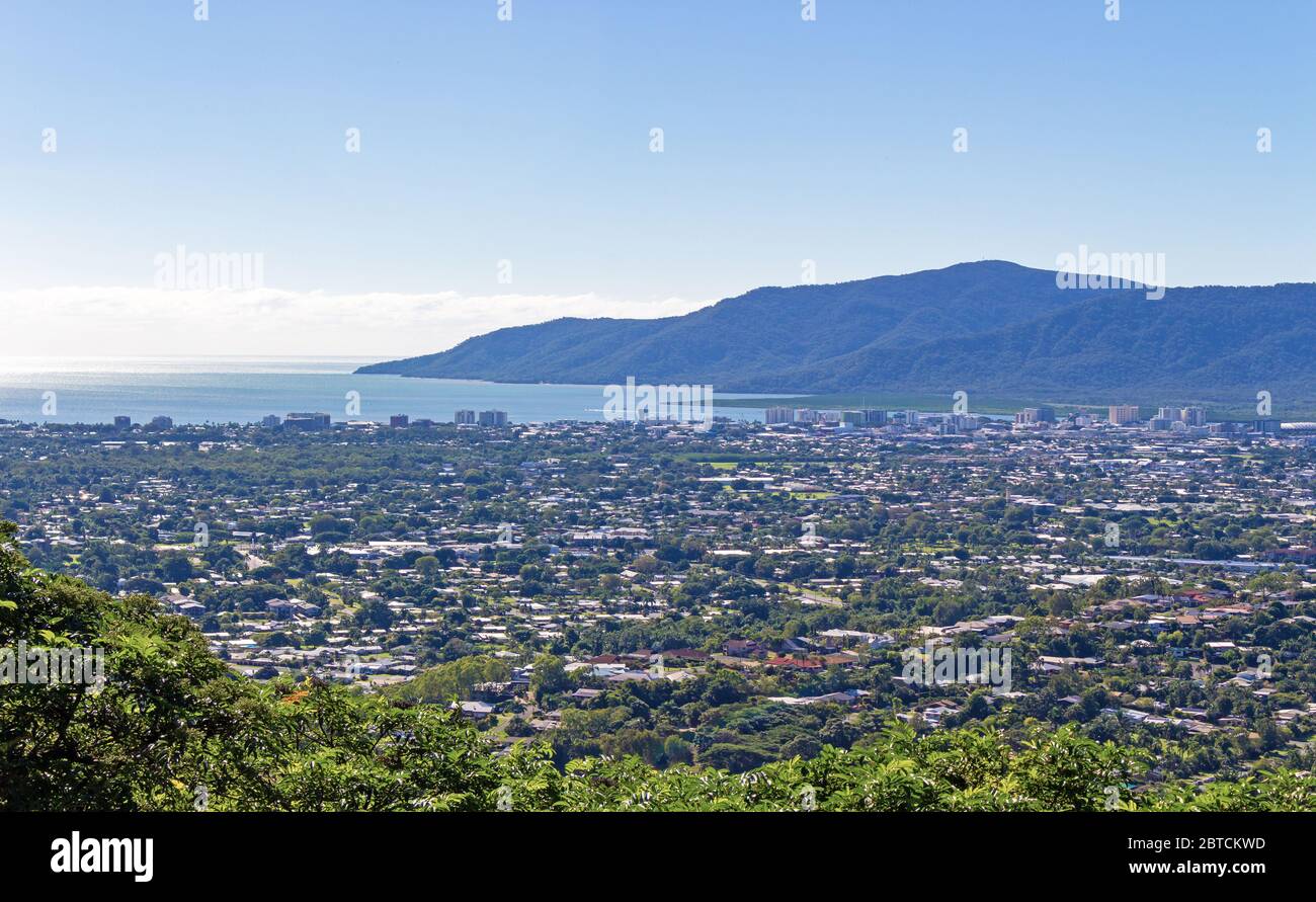 Le paysage urbain de Cairns et Trinity Inlet, le long d'une matinée d'hiver claire (presque), vu d'un point de vue dans les collines suburbaines le long de Lake Morris Road. Banque D'Images