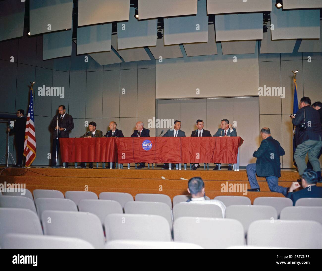 (13 avril 1964) --- Une conférence de presse a eu lieu dans le bâtiment. 1 auditorium au Manned Spacecraft Center de la NASA pour annoncer la première astronaute Gemini sélections. Illustré de gauche à droite, Paul Haney, M.SC. Agente, Affaires publiques (debout) ; les astronautes Walter Schirra et Thomas Stafford ; Dr Robert Gilruth, directeur du MSC ; les astronautes Virgil Grissom et John Young ; et Donald K. Slayton, directeur adjoint des Opérations à l'équipage de MSC. Banque D'Images