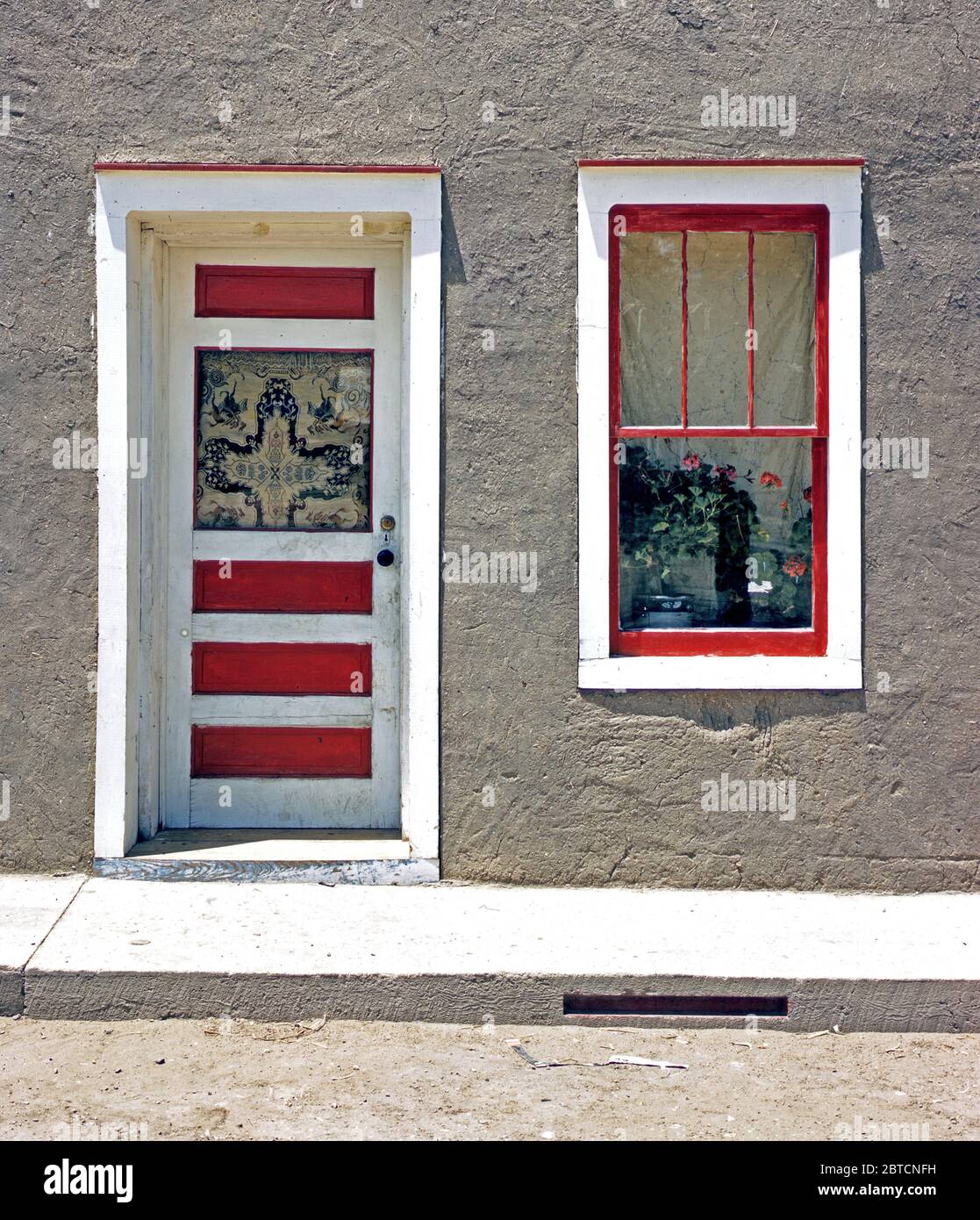 Porte et fenêtre dans une maison hispano-américaine, Noone, Nouveau Mexique Juillet 1940 Banque D'Images