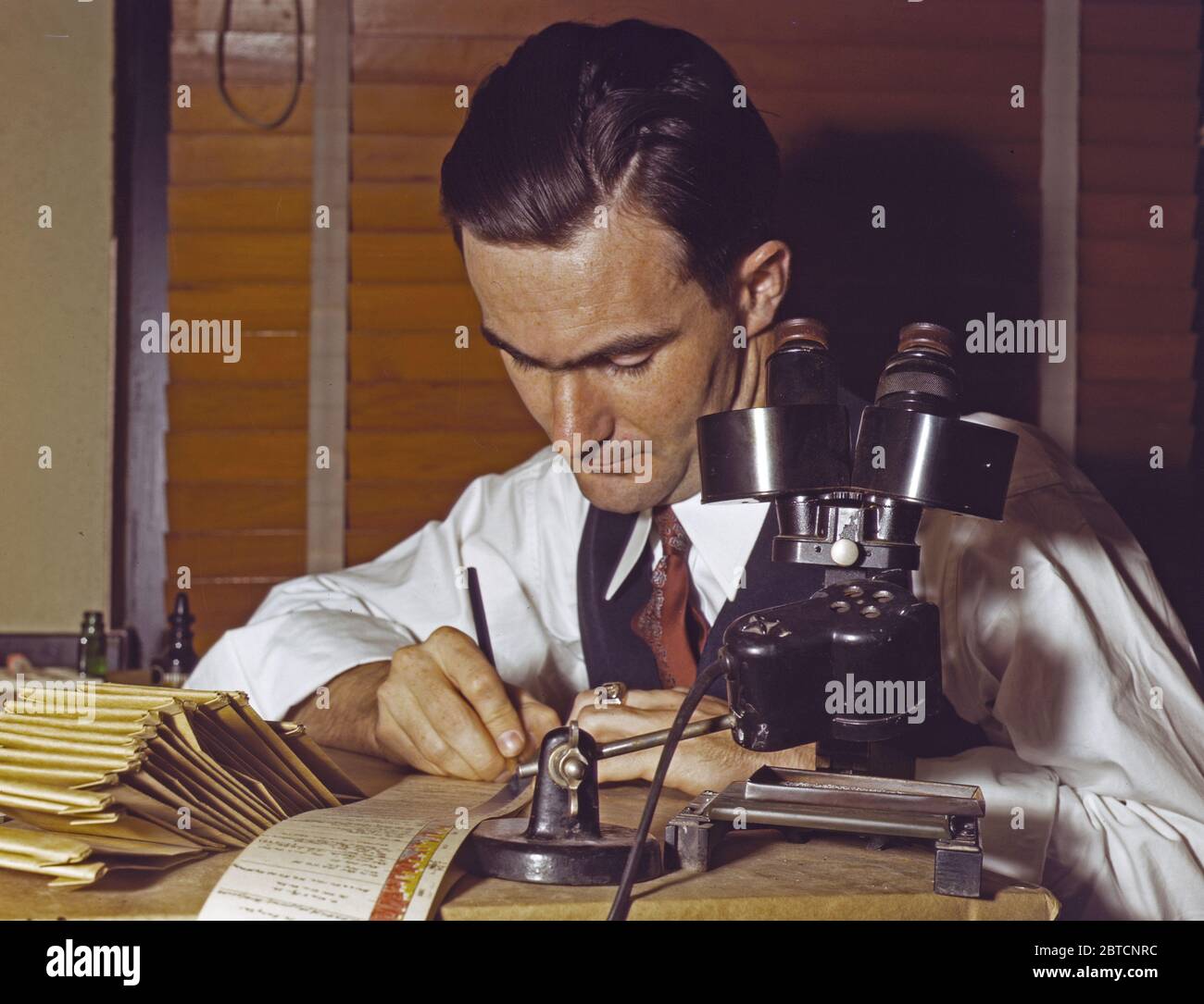 1940 papier de l'examen de l'homme travaille dans un bureau Banque D'Images