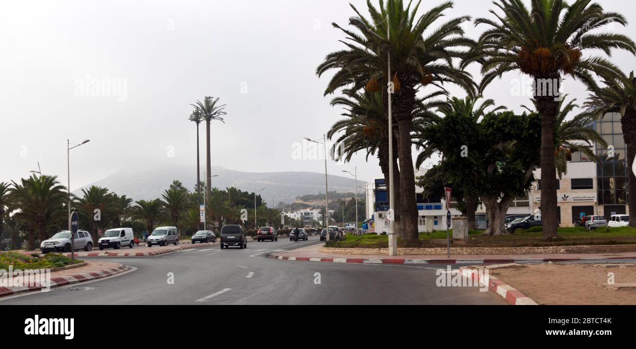 Agadir, Maroc, route de la ville et rond-point Banque D'Images
