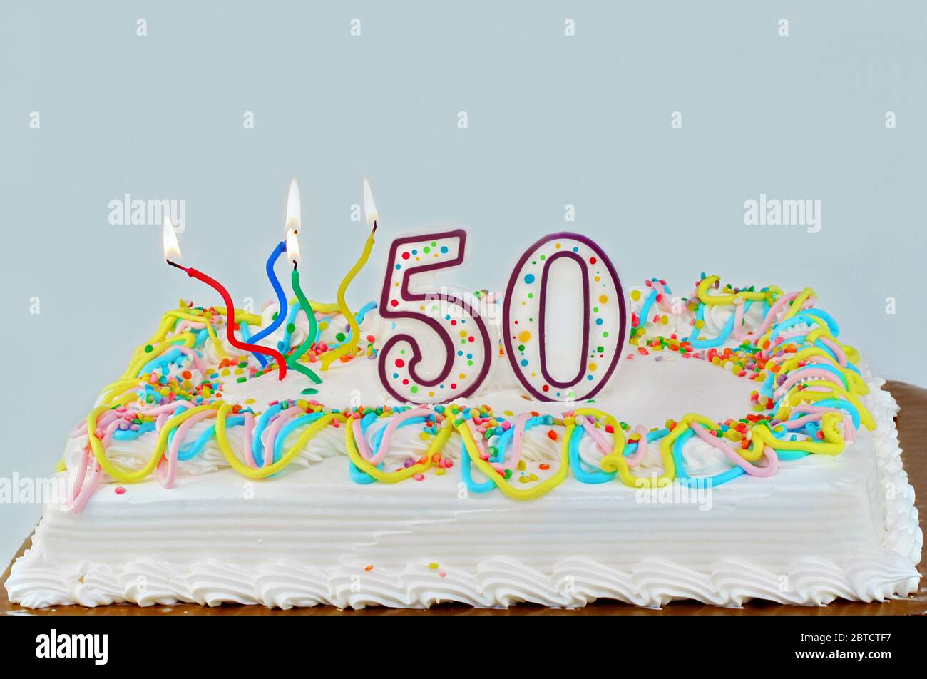 Gateau D Anniversaire Rectangulaire Blanc Depoli Avec Bougies Allumees Et Le Numero 50 Sur Le Dessus Photo Stock Alamy Gateau D Anniversaire Rectangulaire Blanc Depoli Avec Bougies Allumees Et Le Numero 50 Sur Le Dessus Photo Stock Alamy