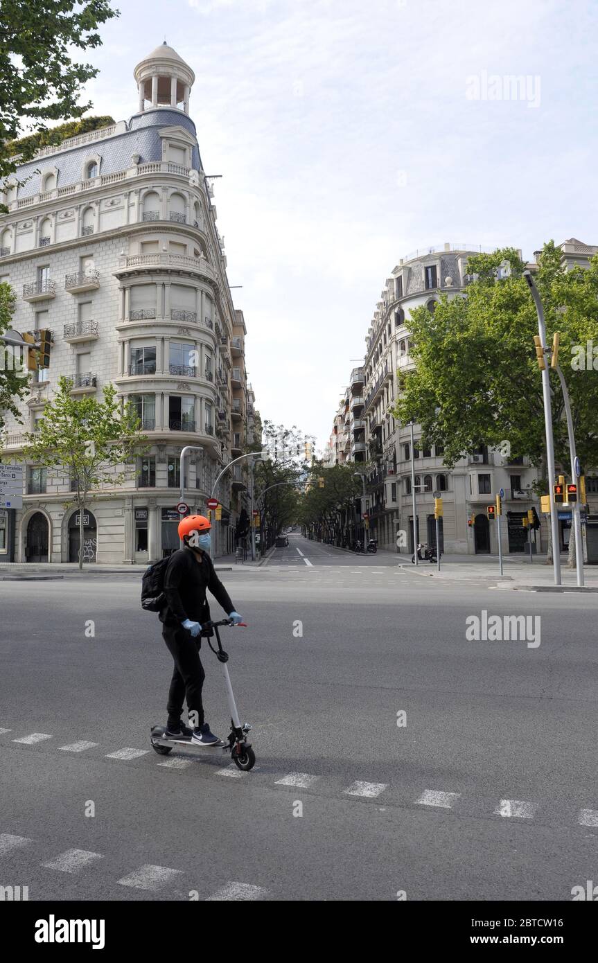 Diagonal avenue et Calvet Street se vident en raison de l'état d'alarme dû au confinement de Covid -19 Banque D'Images