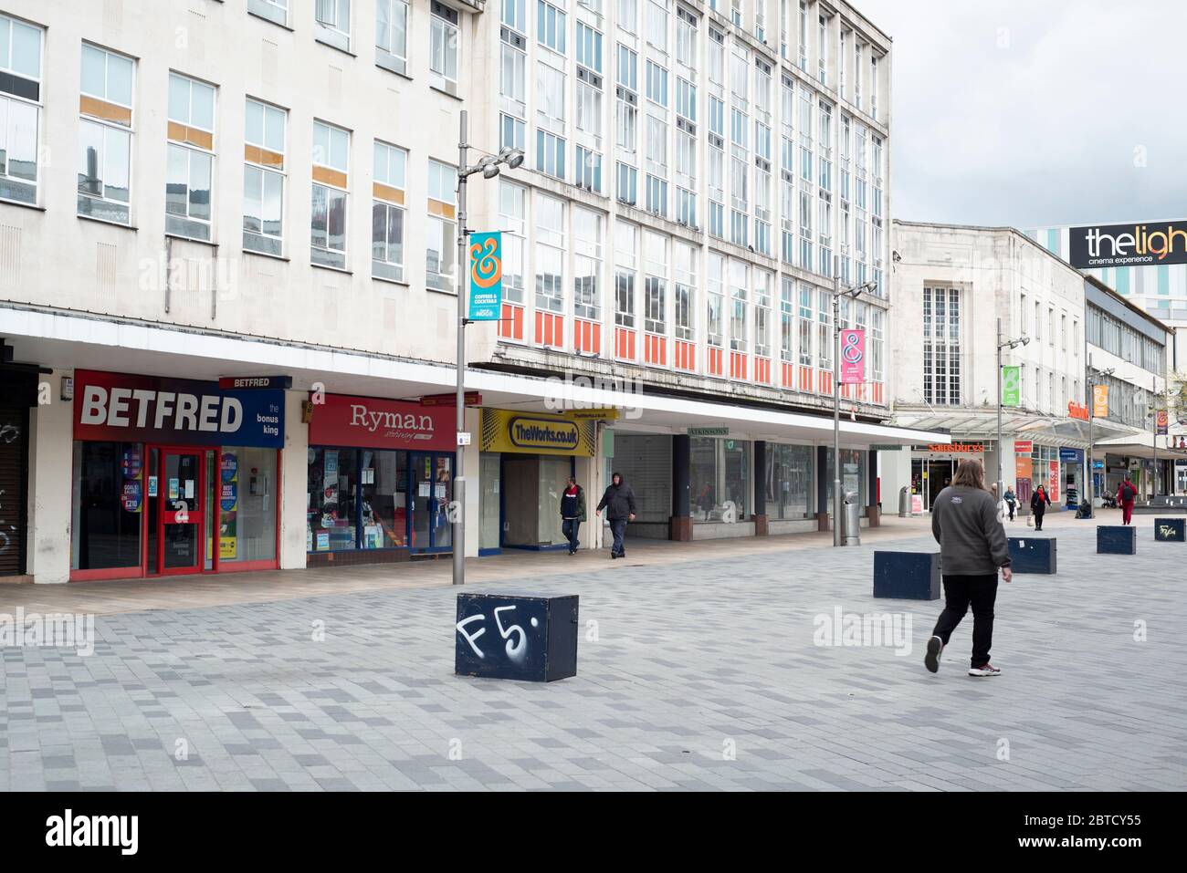 Sheffield UK – 30 2020 avril : quelques acheteurs marchent parmi les magasins fermés - des entreprises essentielles et non essentielles à Sheffield pendant le coronavirus COV Banque D'Images