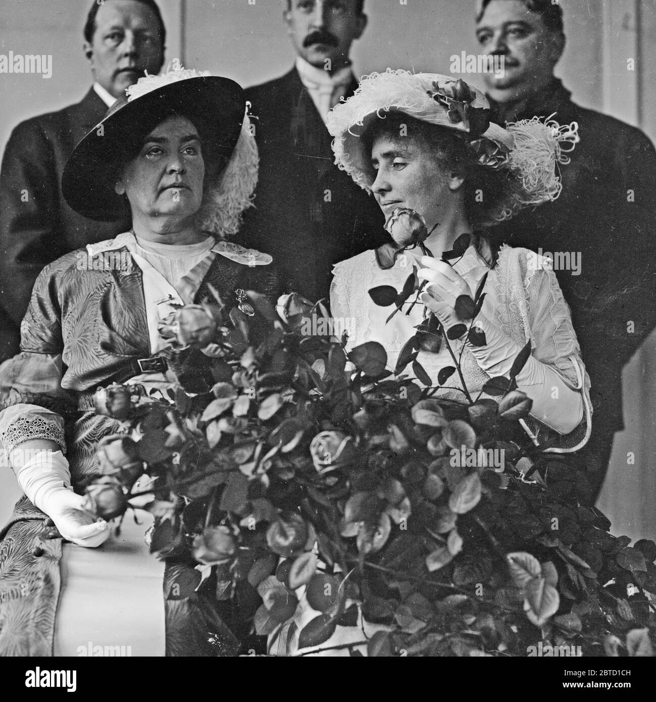 Helen Keller (1880-1968) avec son professeur Anne Sullivan Macy (1866-1936) acceptant la présentation des roses au salon international des fleurs, New York City, 7 avril 1913 Banque D'Images