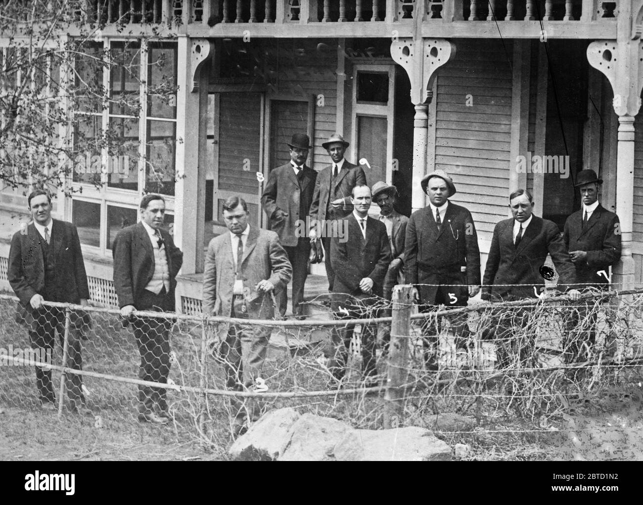 Flynn's Camp de Las Vegas N.M. - 1. Al Williams, 2. A.H. Balke, 3. Jim Flynn, 4. C. Colman, 5. Jack Curley, 6. Joe Flynn, 7. C. O'Malley, 8. M.M. Padgett, 9. H. Elfeld Banque D'Images