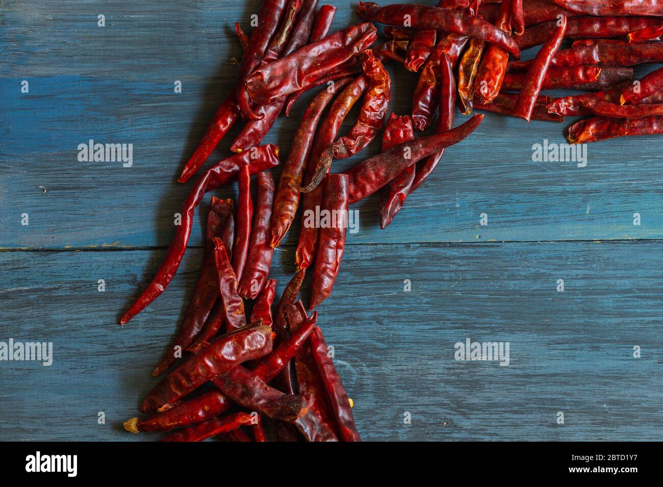 Poivrons rouges chauds sur table bleue, pour la sauce. Banque D'Images