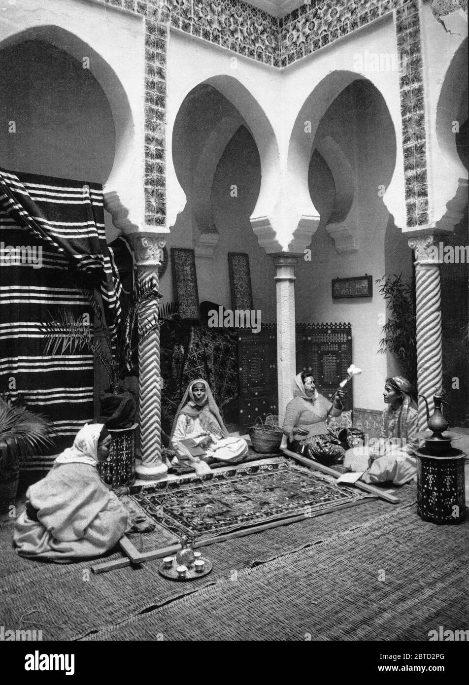Les femmes maures faire tapis Arabe, Alger, Algérie ca. 1899 Banque D'Images