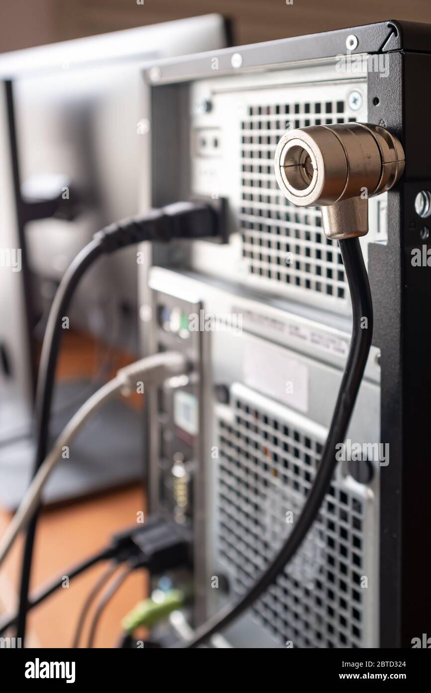 Un verrou de sécurité est installé sur l'ordinateur pour empêcher le vol et assurer la sécurité du matériel. Banque D'Images