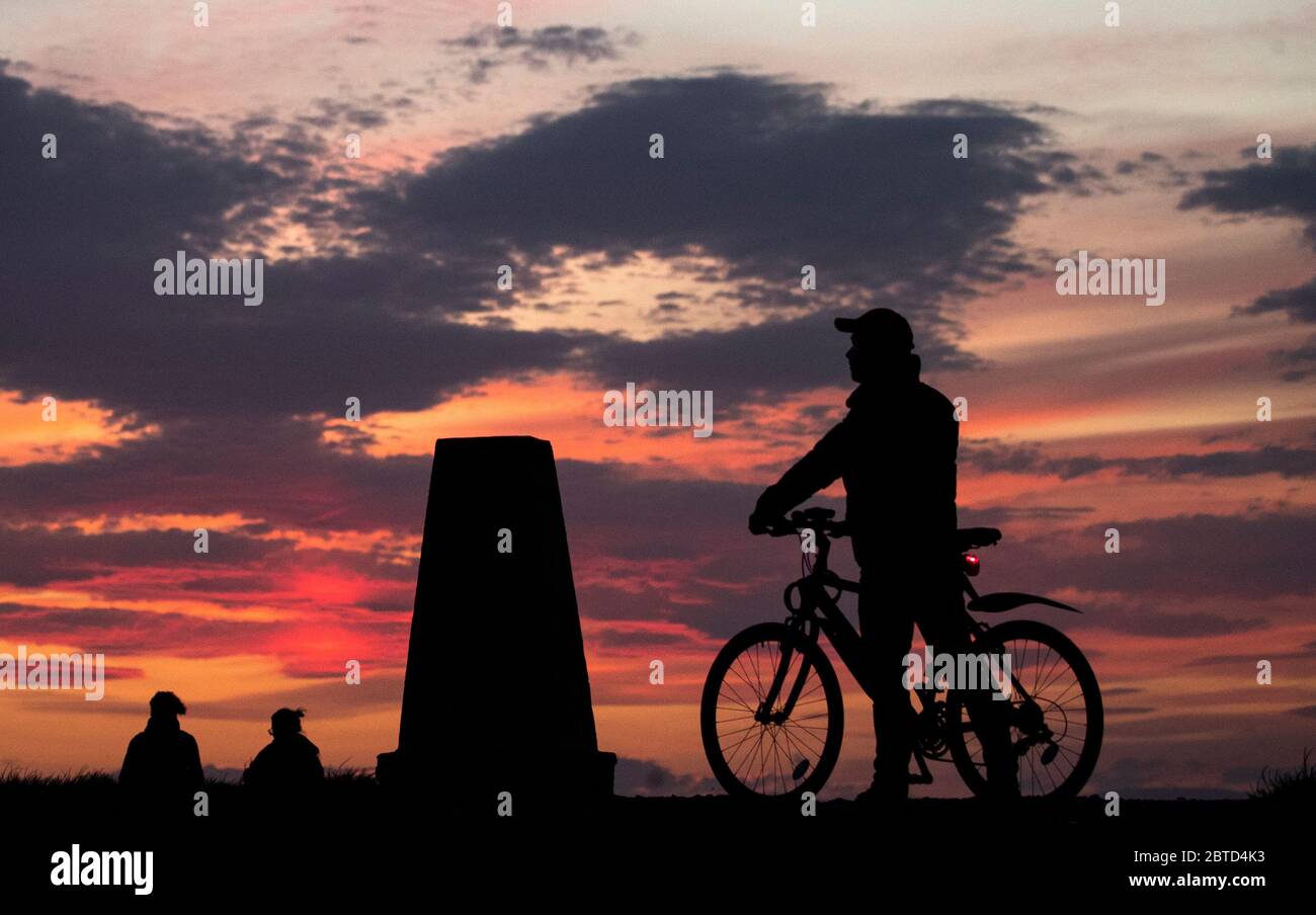 Les gens regardent le coucher du soleil depuis Calton Hill, Édimbourg. Banque D'Images