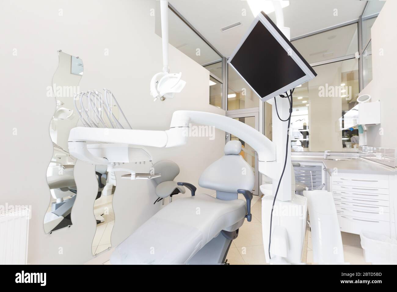 Plan de l'armoire de chirurgie de stomatologie avec équipement dentaire professionnel Banque D'Images