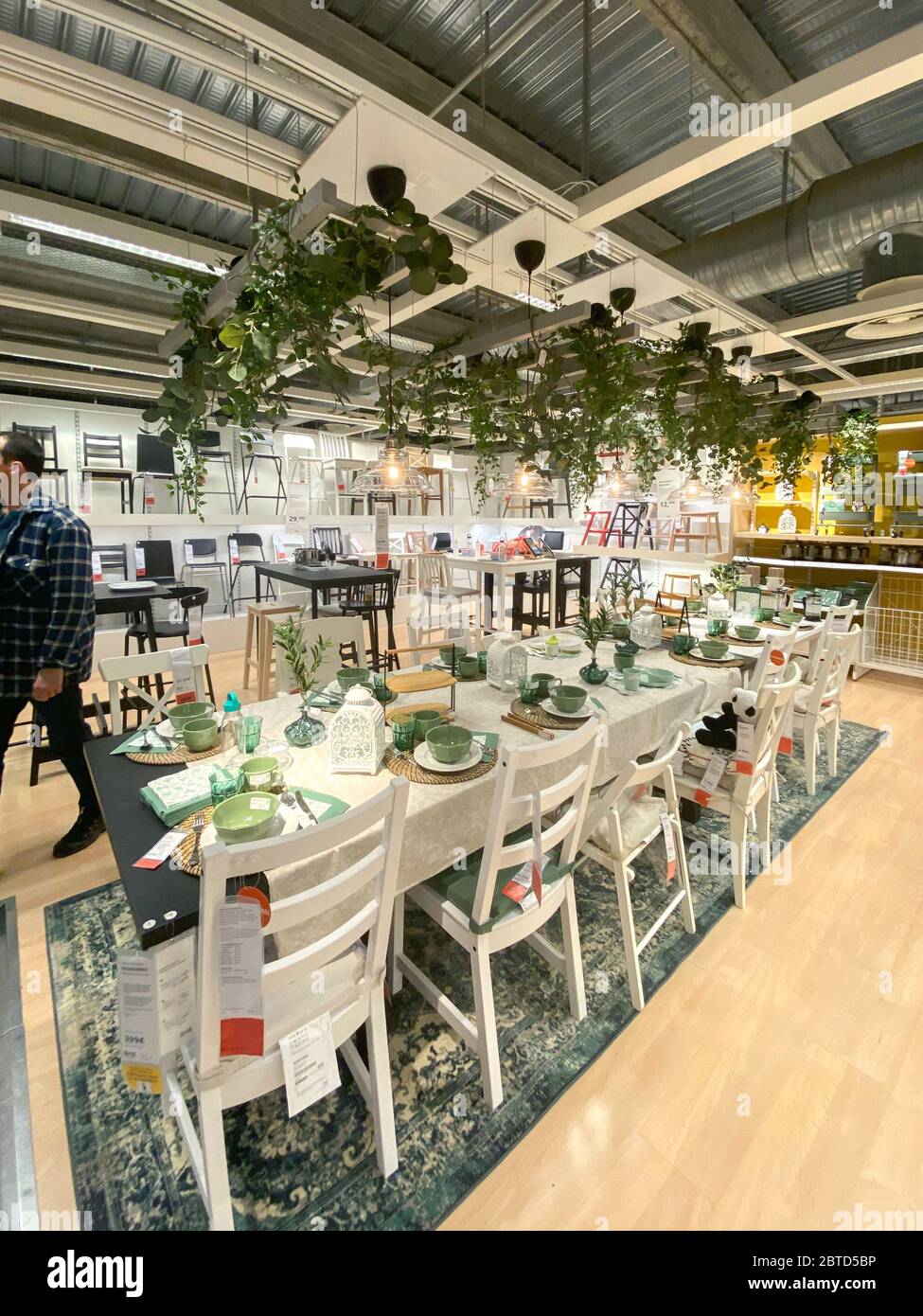 Paris, France - 18 janvier 2020: Homme marchant à l'intérieur de IKEA mobilier magasin d'appareils design suédois - salon aménagé table de jardin Banque D'Images