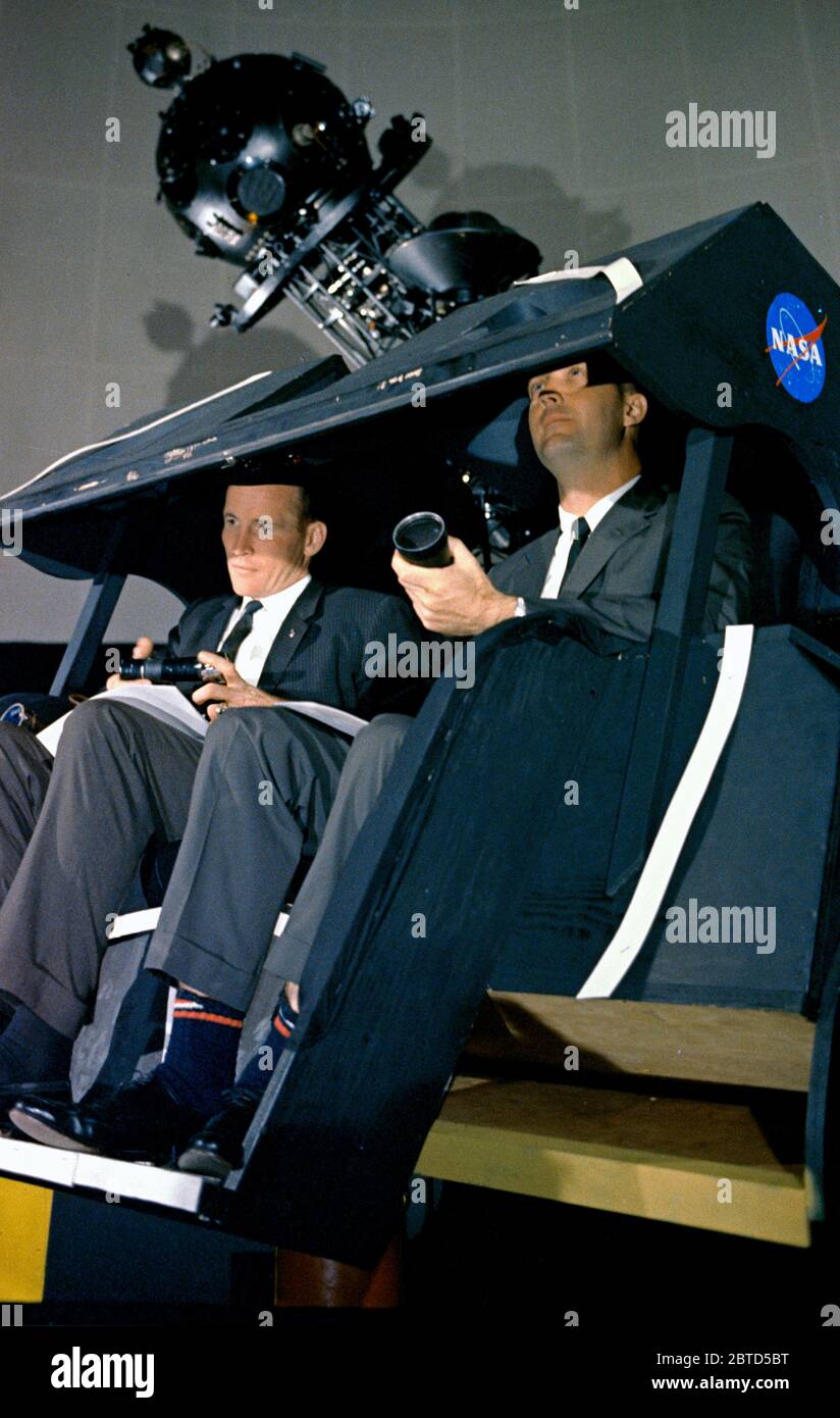 (7 mai 1965) --- Les astronautes James A. McDivitt (droite) et Edward H. White II sont indiquées au Morehead Planetarium en Caroline du Nord, de l'équipement de navigation astronomique dans le cadre de leur formation pour la mission Gemini-Titan 4. Banque D'Images