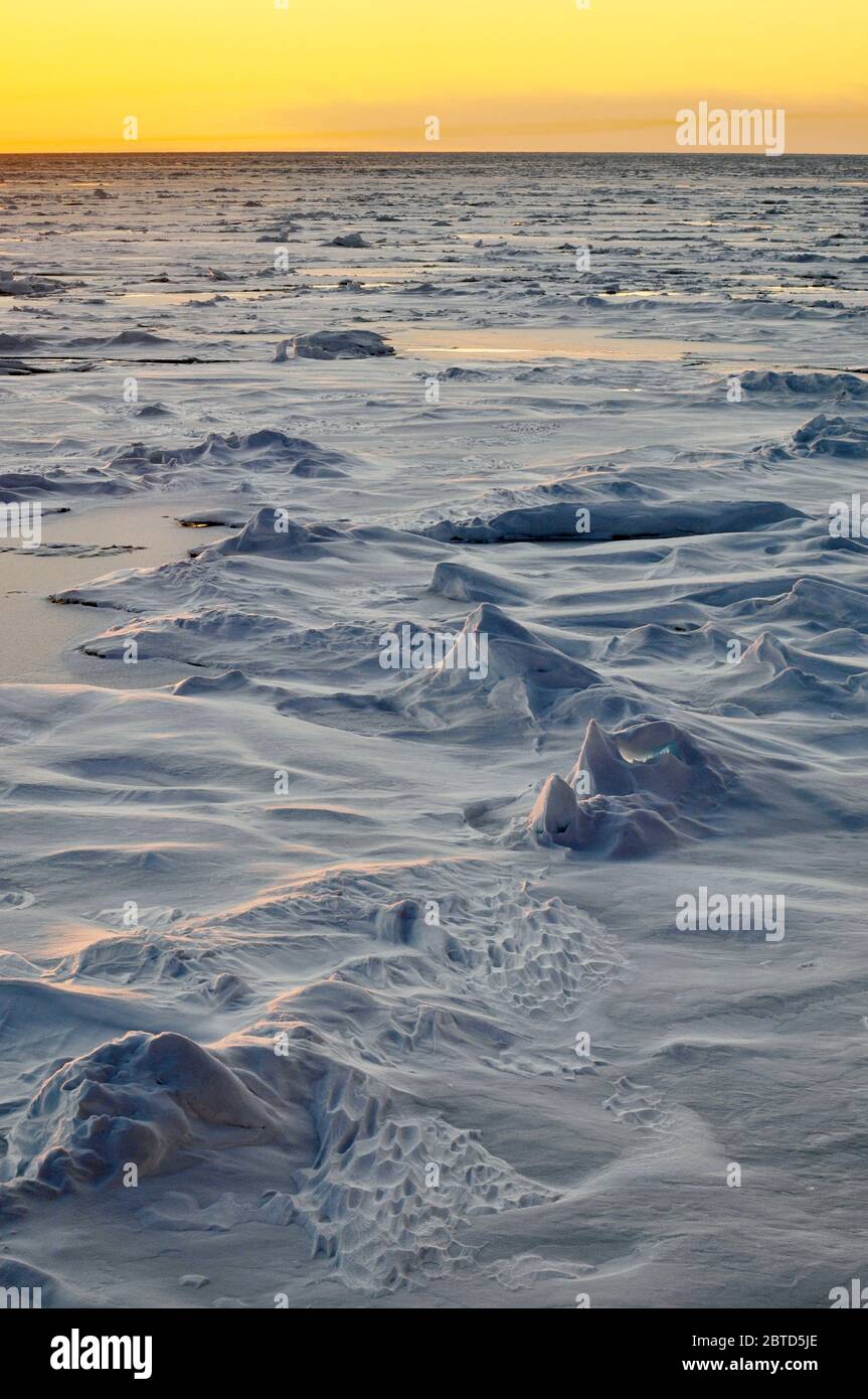 Le ciel au-dessus de l'océan Arctique devient orange juste avant que le soleil descend sous l'horizon du 1er septembre, 2009. Banque D'Images