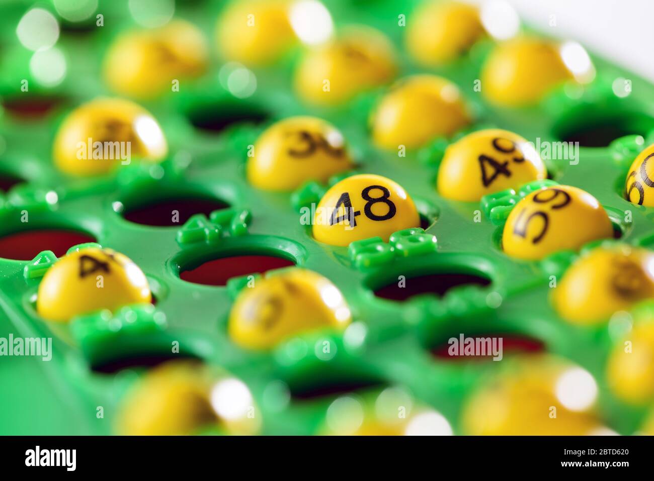 Boules de bingo jaune coloré avec un focus sélectif sur le nombre chanceux 48 au centre du tableau Banque D'Images