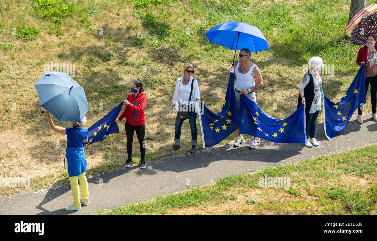 Kehl, Allemagne - 9 mai 2020 : vue aérienne des manifestants sur les rives du Rhin à Kehl brandissait un parapluie au nom de l'amitié franco-allemande pour la réouverture des frontières en raison de la fermeture du coronavirus Banque D'Images