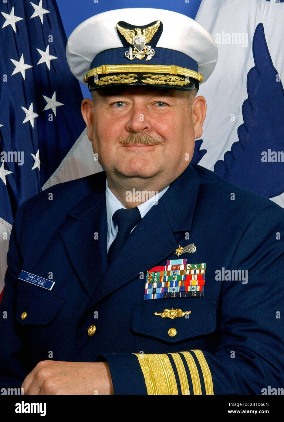 WASHINGTON, D.C. (25 mai 2006)--l'amiral Thad Allen W. a assumé les fonctions de la 23e commandant de la Garde côtière canadienne le 25 mai 2006. L'amiral Allen est originaire de Tucson, Arizona, est diplômé de l'US Coast Guard Academy en 1971. Banque D'Images
