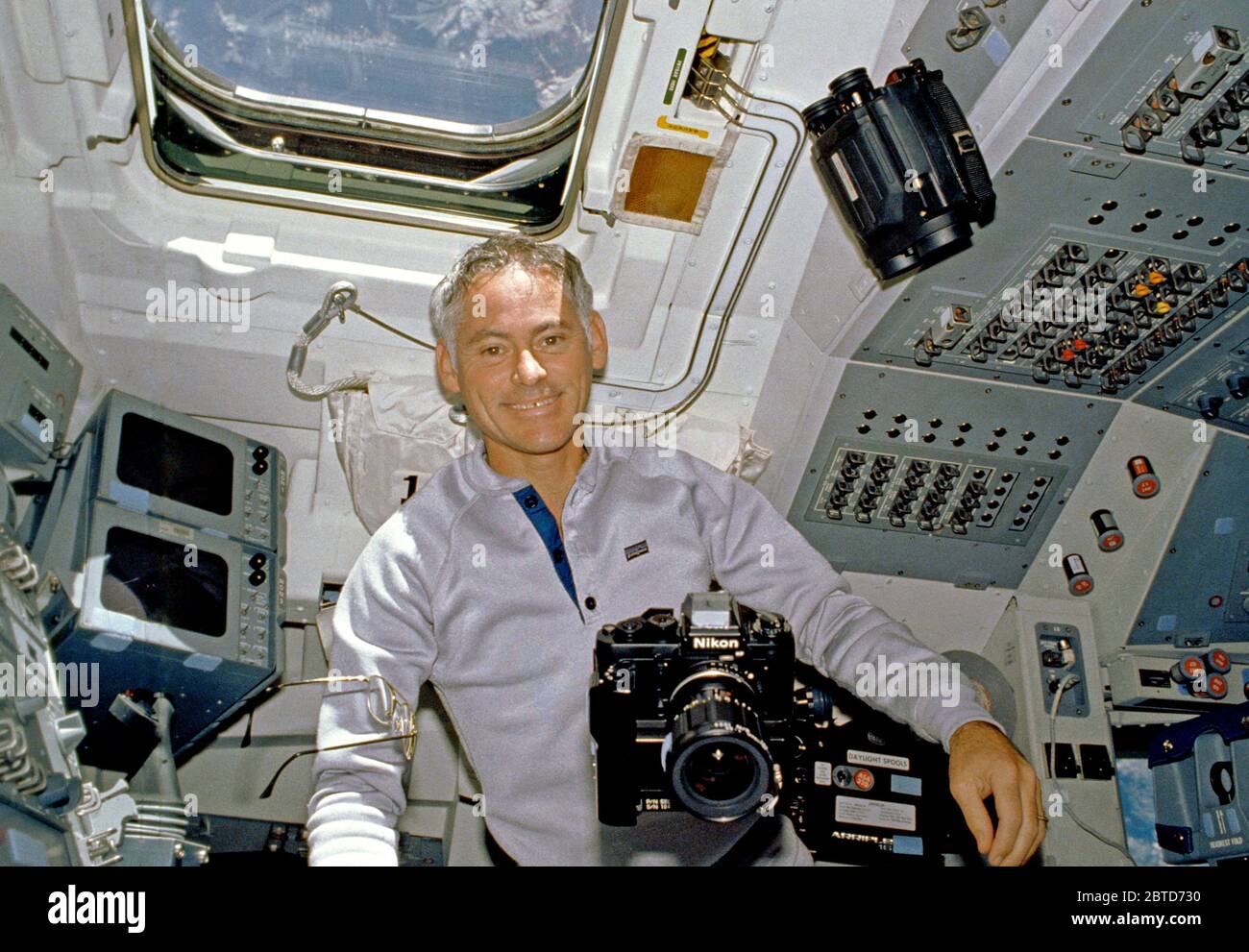 Spécialiste de mission STS-27 (MS) Richard M. (Mike) Mullane est entouré de caméras et l'équipement d'observation de la terre sur la partie arrière de la cabine de pilotage de la navette spatiale Atlantis. Banque D'Images