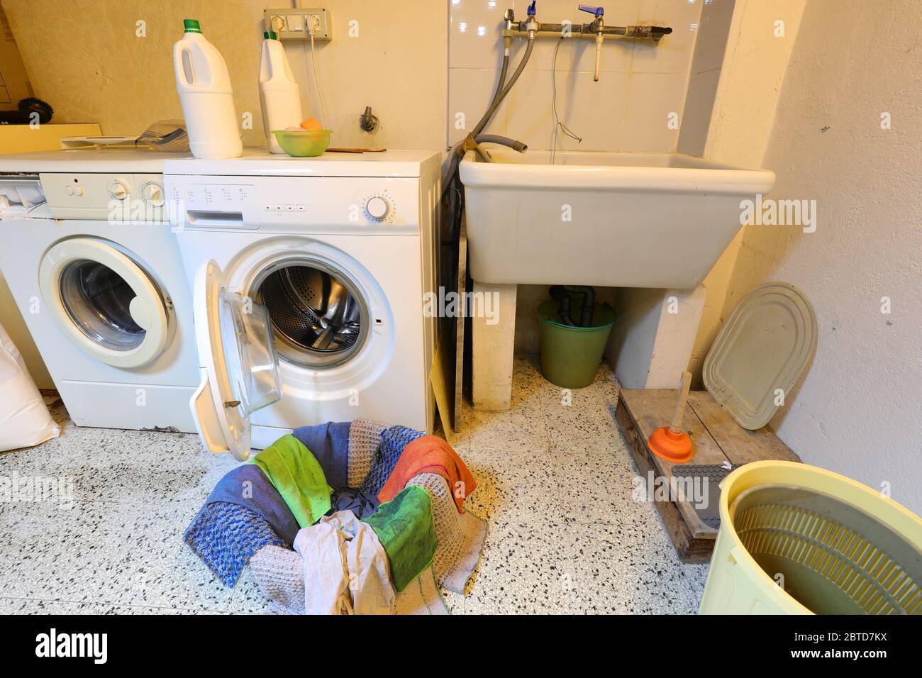 deux lave-linge pour laver les vêtements dans la buanderie de la maison  d'étudiant et un grand évier en céramique Photo Stock - Alamy