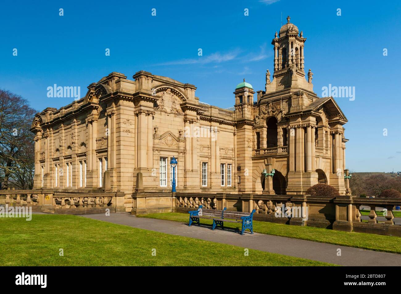 Galerie d'art civique de Cartwright Memorial Hall ensoleillée (grand bâtiment historique abritant des œuvres d'art) - pittoresque Lister Park, Bradford, Angleterre, Royaume-Uni. Banque D'Images