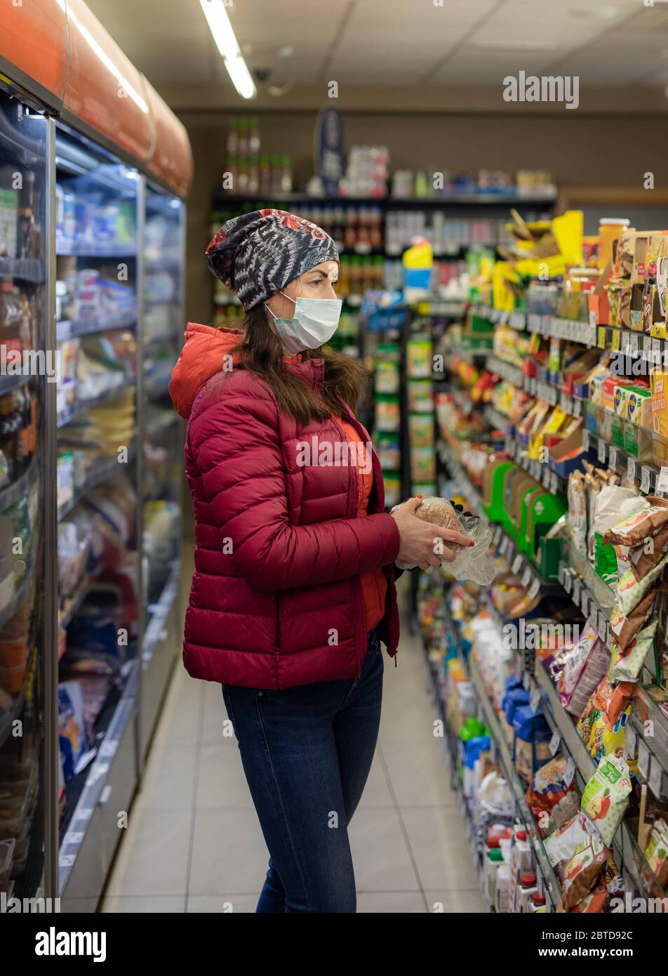 Femme en shopping masque pendant l'épidémie de virus corona (Covid-19) Banque D'Images