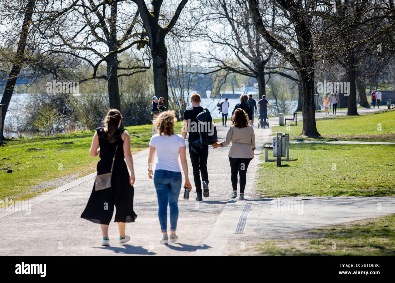 Muenster, Rhénanie-du-Nord-Westphalie, Allemagne - temps de loisirs à l'Aasee en temps de crise de la corona, les jeunes se promènent à l'Aasee en complian Banque D'Images