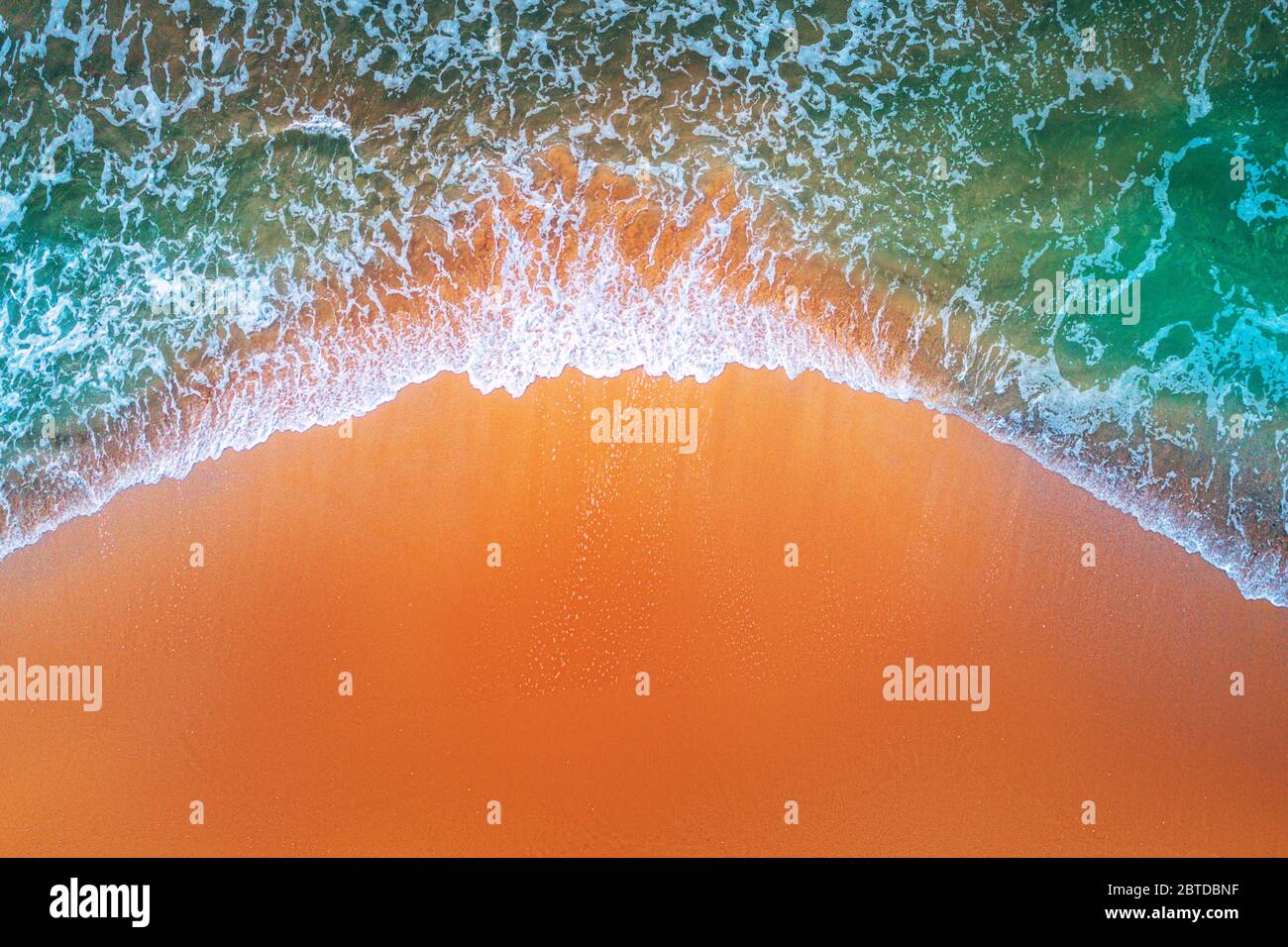 Vue aérienne des vagues de la mer et de la plage de sable fin. Banque D'Images