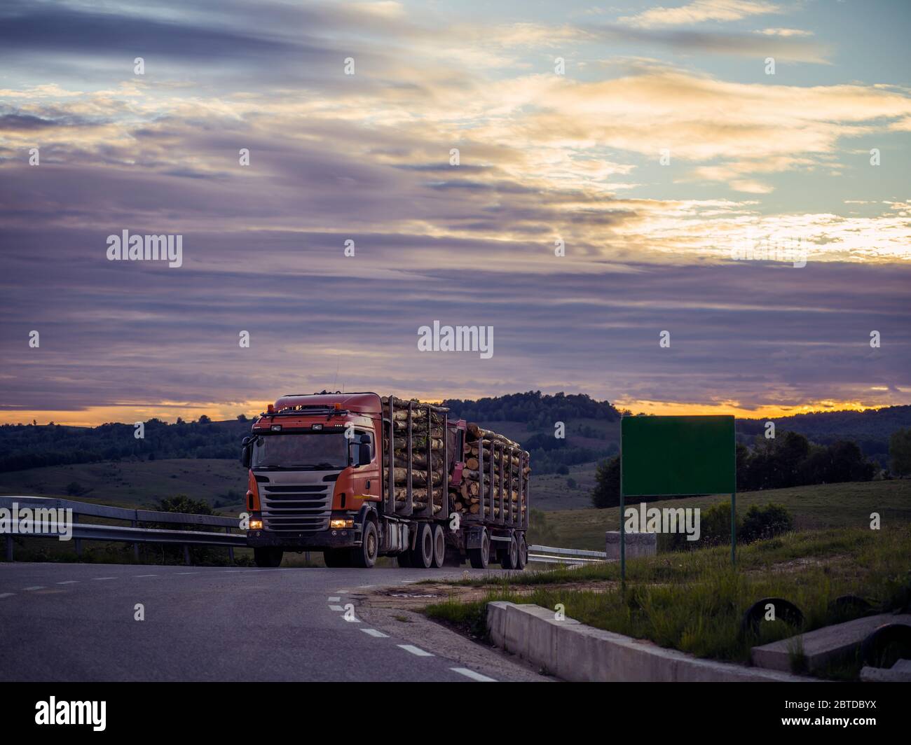 Grande piste avec transport de bois Banque D'Images