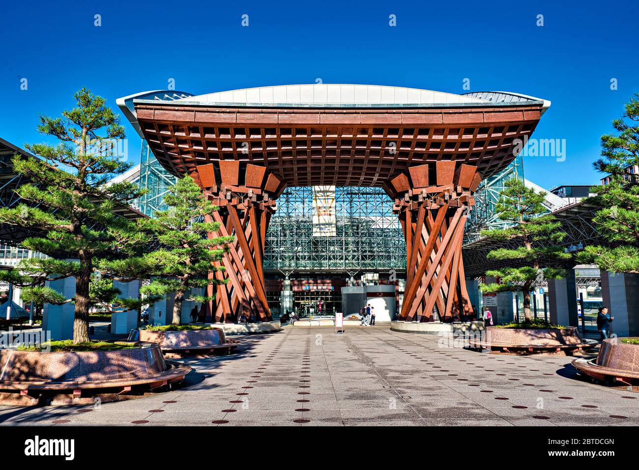 La porte TSUZUMI ('drum') à l'entrée est de la gare JR Kanazawa, Ishikawa, Japon Banque D'Images