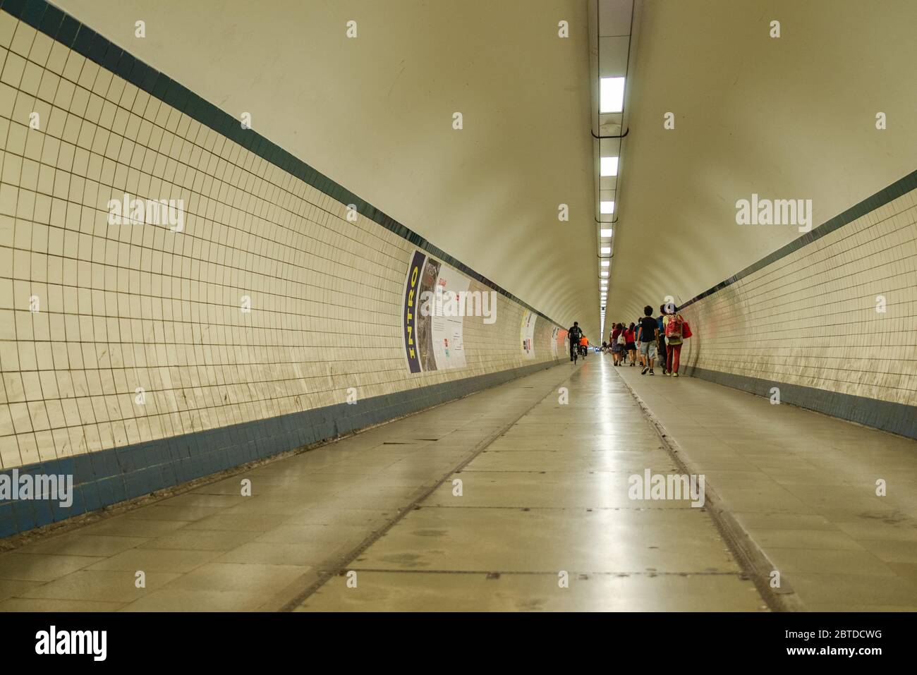 Anvers, Flandre, Belgique. Août 2019. Le long tunnel souterrain, appelé Annatunnel, qui passe sous la rivière Escaut. Les gens le marchent à pied Banque D'Images