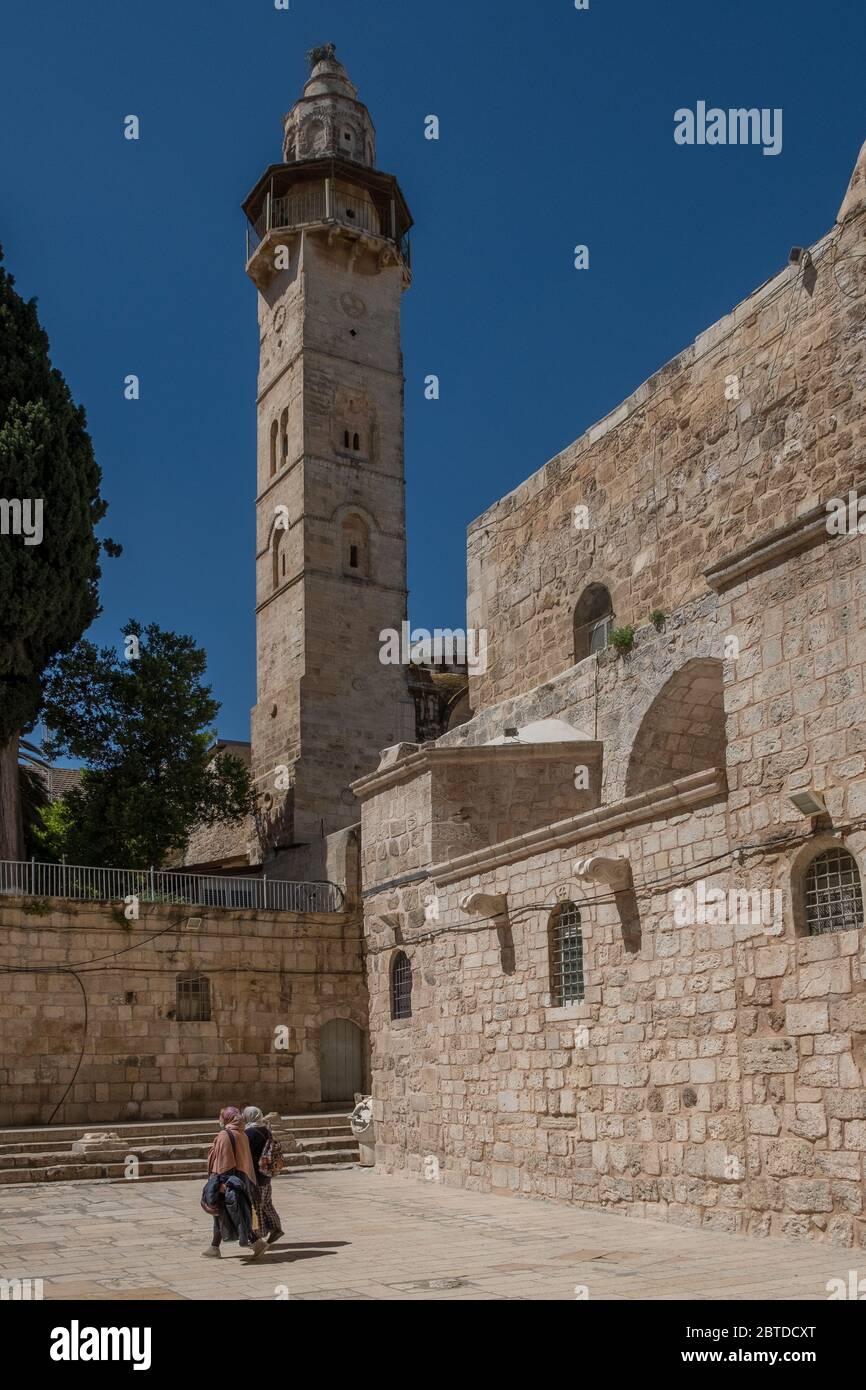 Le minaret de la mosquée d'Omar ibn Khattab construit par le Sultan Ayyubid Al-Afdal ibn Salah ad-DIN en 1193 à Commémorer la prière du calife Omar situé en face de la cour sud de l'Église du Saint-Sépulcre La région du Muristan du quartier chrétien de la vieille ville de Jérusalem Israël Banque D'Images