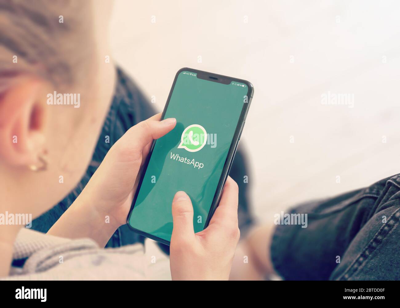 KIEV, UKRAINE-JANVIER, 2020: WhatsApp sur l'écran du téléphone portable. Whatsapp de pointage ou de SMS pour jeune fille sur smartphone. Banque D'Images