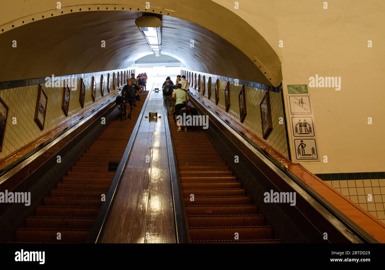 Anvers, Flandre, Belgique. Août 2019. Les escaliers roulants en bois qui conduisent les piétons et les cyclistes au long tunnel souterrain, appelé annatunnel, W Banque D'Images