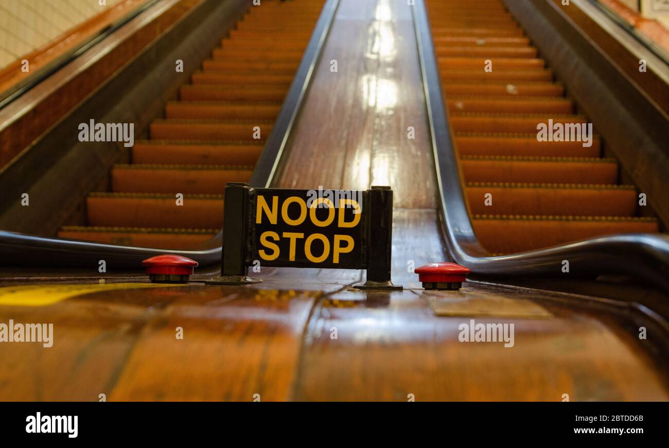 Anvers, Flandre, Belgique. Août 2019. Les escaliers roulants en bois qui mènent au long tunnel souterrain, appelé Annatunnel, qui passe sous la Sch Banque D'Images