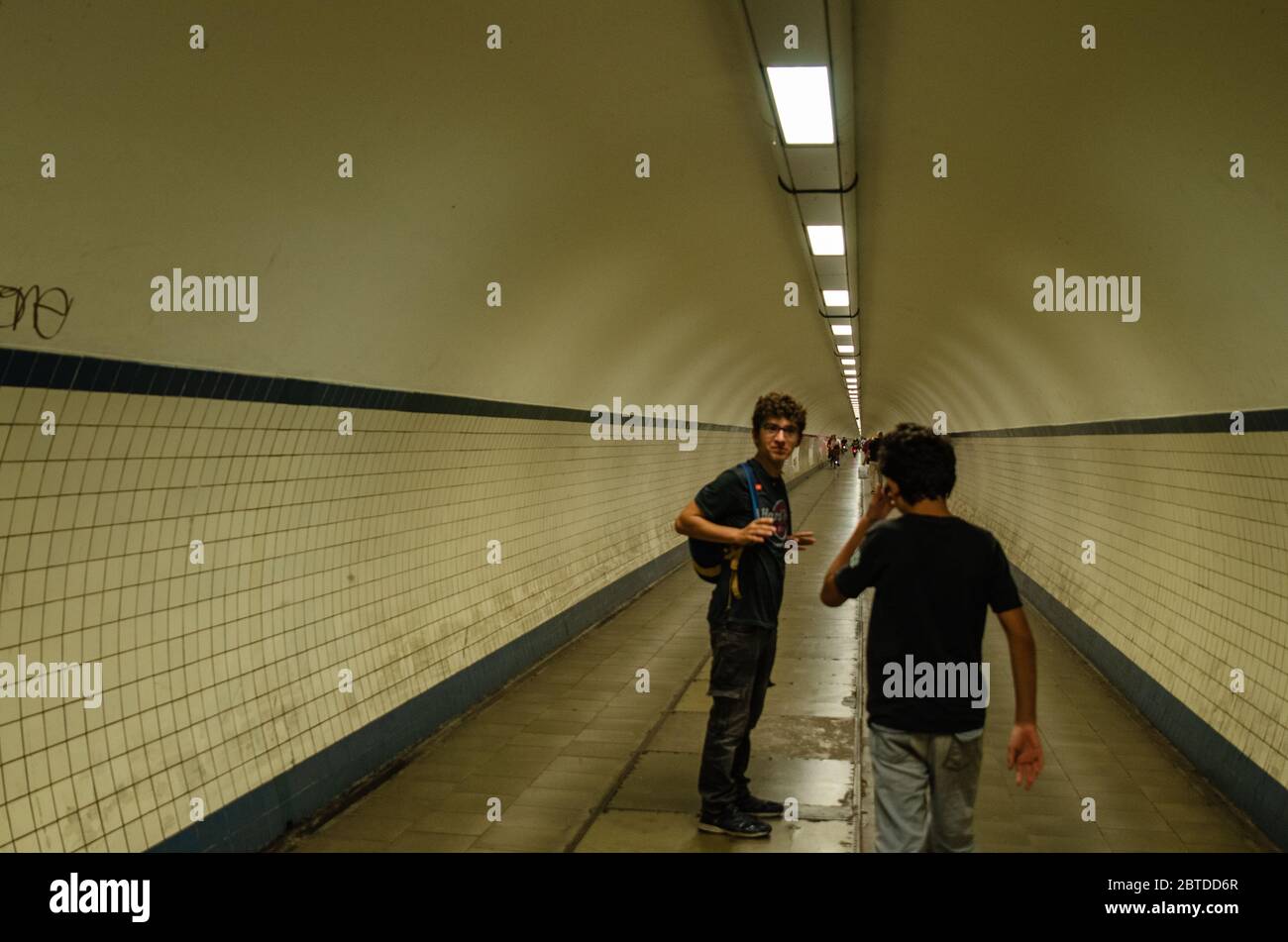 Anvers, Flandre, Belgique. Août 2019. Le long tunnel souterrain, appelé Annatunnel, qui passe sous la rivière Escaut. Les gens le marchent à pied Banque D'Images