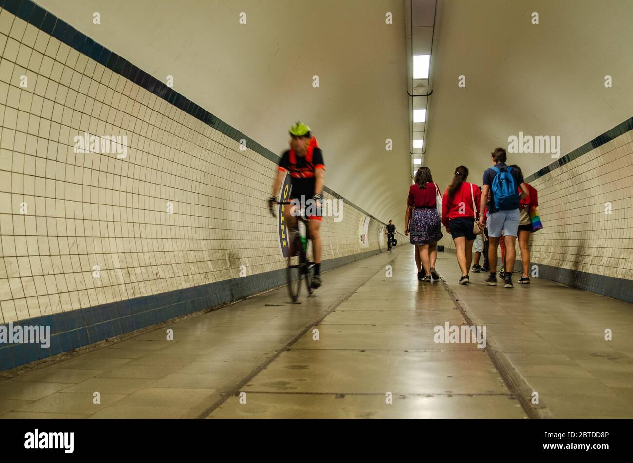Anvers, Flandre, Belgique. Août 2019. Le long tunnel souterrain, appelé Annatunnel, qui passe sous la rivière Escaut. Les gens le marchent à pied Banque D'Images