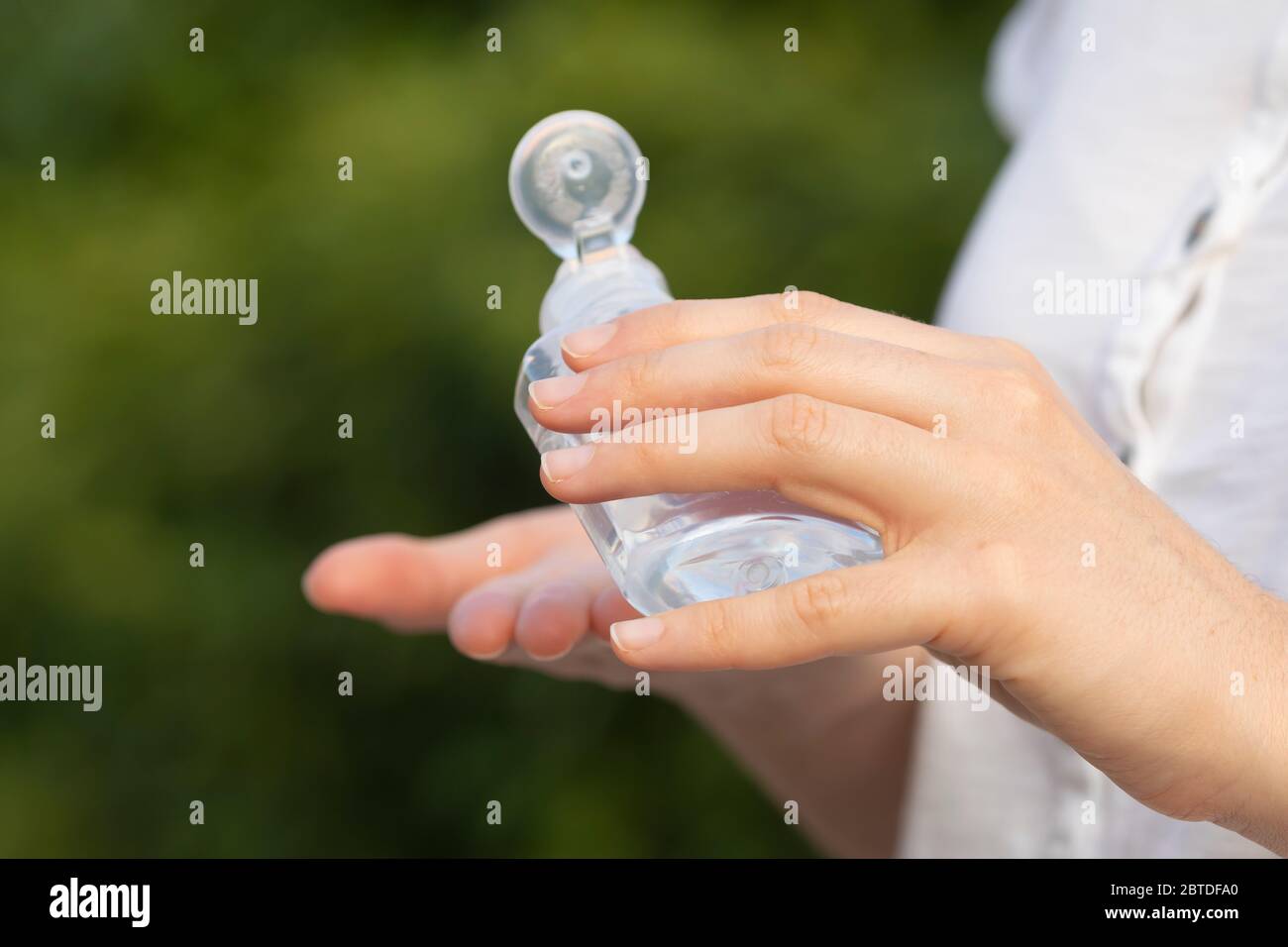 Une vraie jeune femme nettoie ses mains avec du gel hydroalcoolique comme méthode de prévention pour éviter de répandre COVID-19 à d'autres personnes à Madrid. Banque D'Images