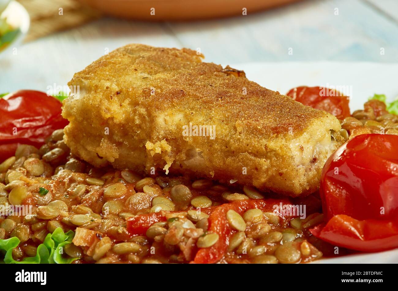 Harissa émietté de poisson avec des lentilles, préparer le repas de mi-semaine Banque D'Images