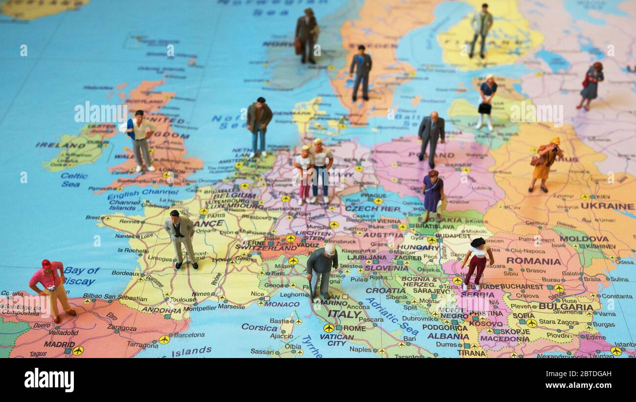 De nombreuses personnes sont placées sur la carte de l'Europe. Concept de frontières ouvertes. Banque D'Images