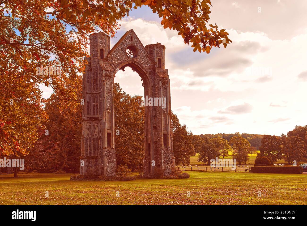 The Arch, Abbaye de Walsingham, Little Walsingham, Norfolk, Royaume-Uni. Arc de fenêtre est du XIVe siècle, vestiges de l'église prieuré Banque D'Images