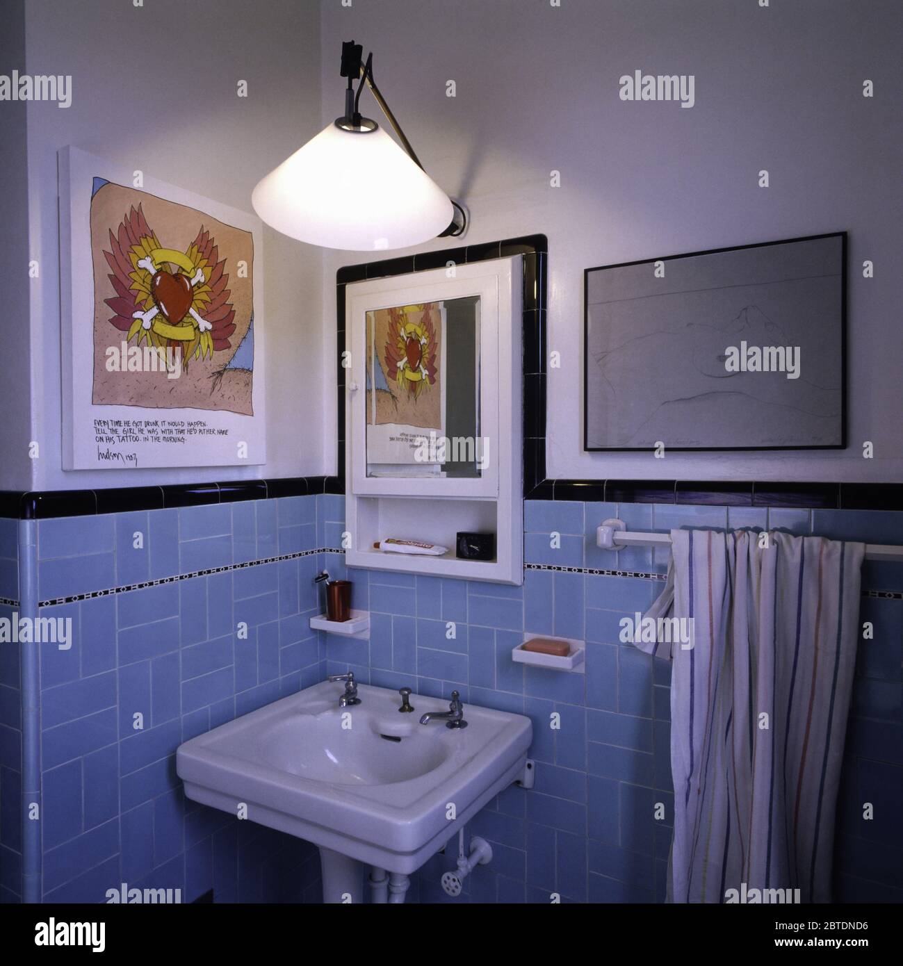 Carrelage bleu dans la salle de bains blanche des années 80 Photo Stock -  Alamy