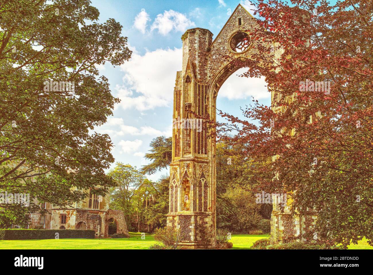The Arch, Abbaye de Walsingham, Little Walsingham, Norfolk, Royaume-Uni. Arc de fenêtre est du XIVe siècle, vestiges de l'église prieuré Banque D'Images