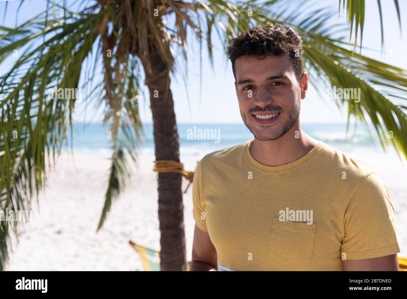 Homme caucasien appréciant le temps à la plage Banque D'Images