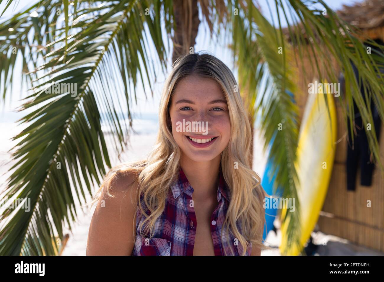 Femme caucasienne appréciant du temps à la plage Banque D'Images