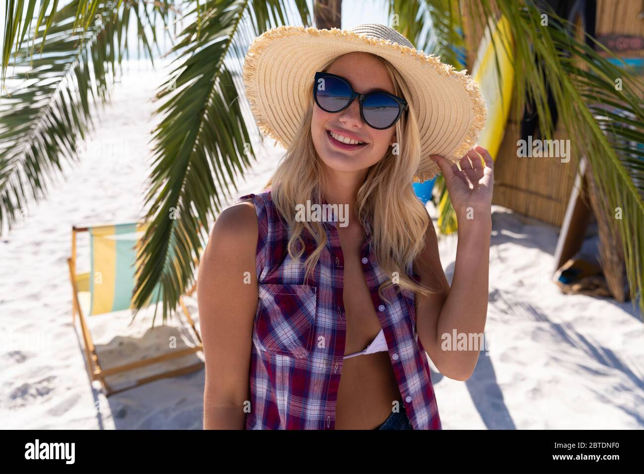 Femme caucasienne appréciant du temps à la plage Banque D'Images