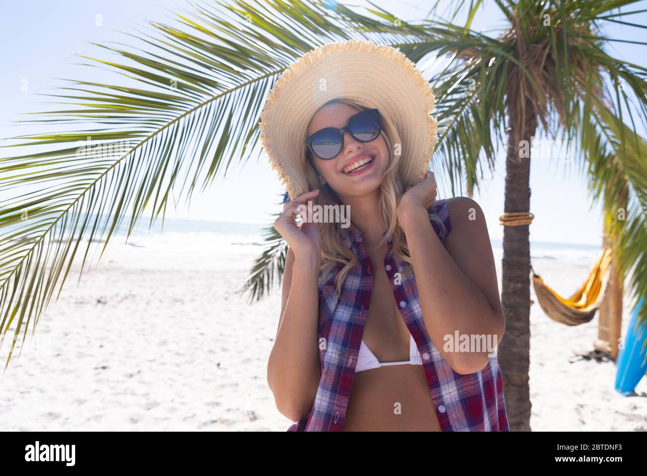 Femme caucasienne appréciant du temps à la plage Banque D'Images