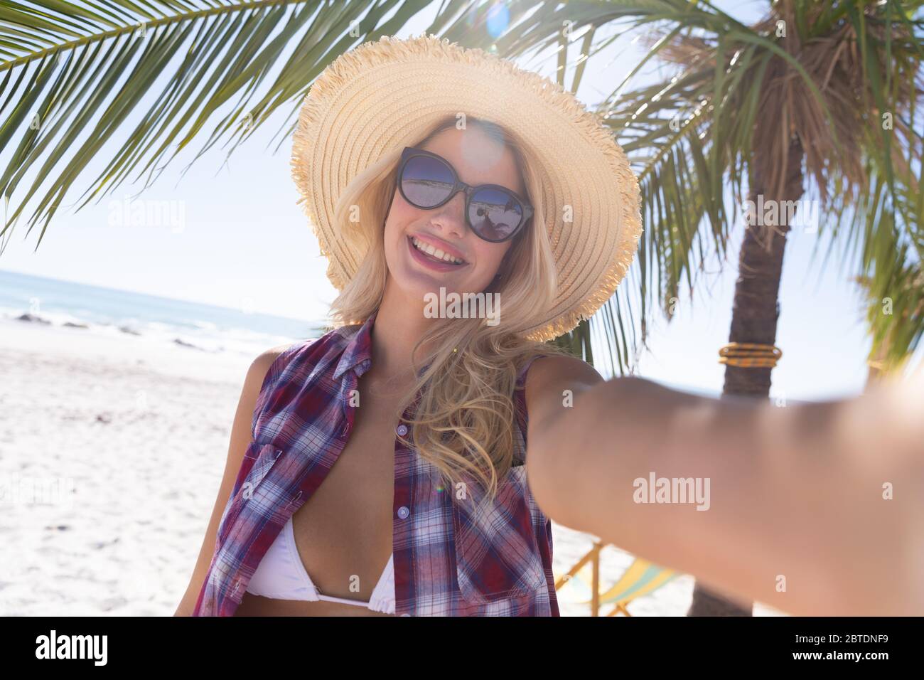 Femme caucasienne appréciant du temps à la plage Banque D'Images