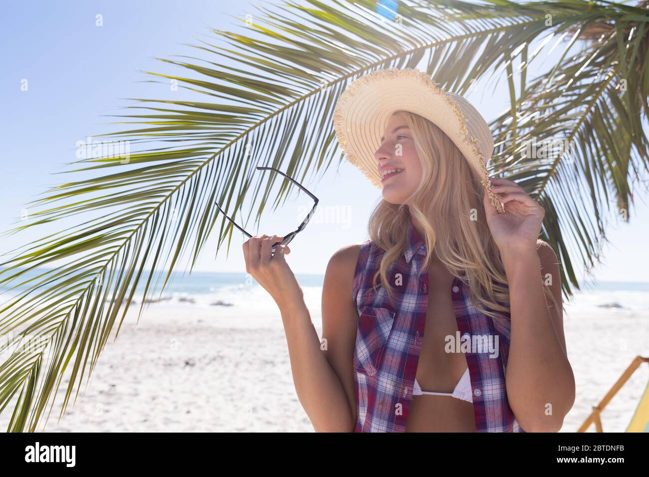 Femme caucasienne appréciant du temps à la plage Banque D'Images