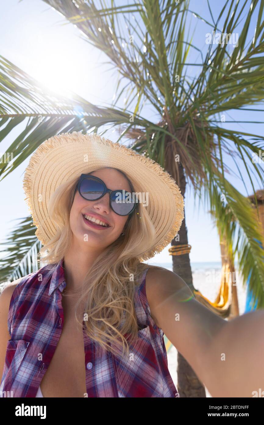 Femme caucasienne appréciant du temps à la plage Banque D'Images