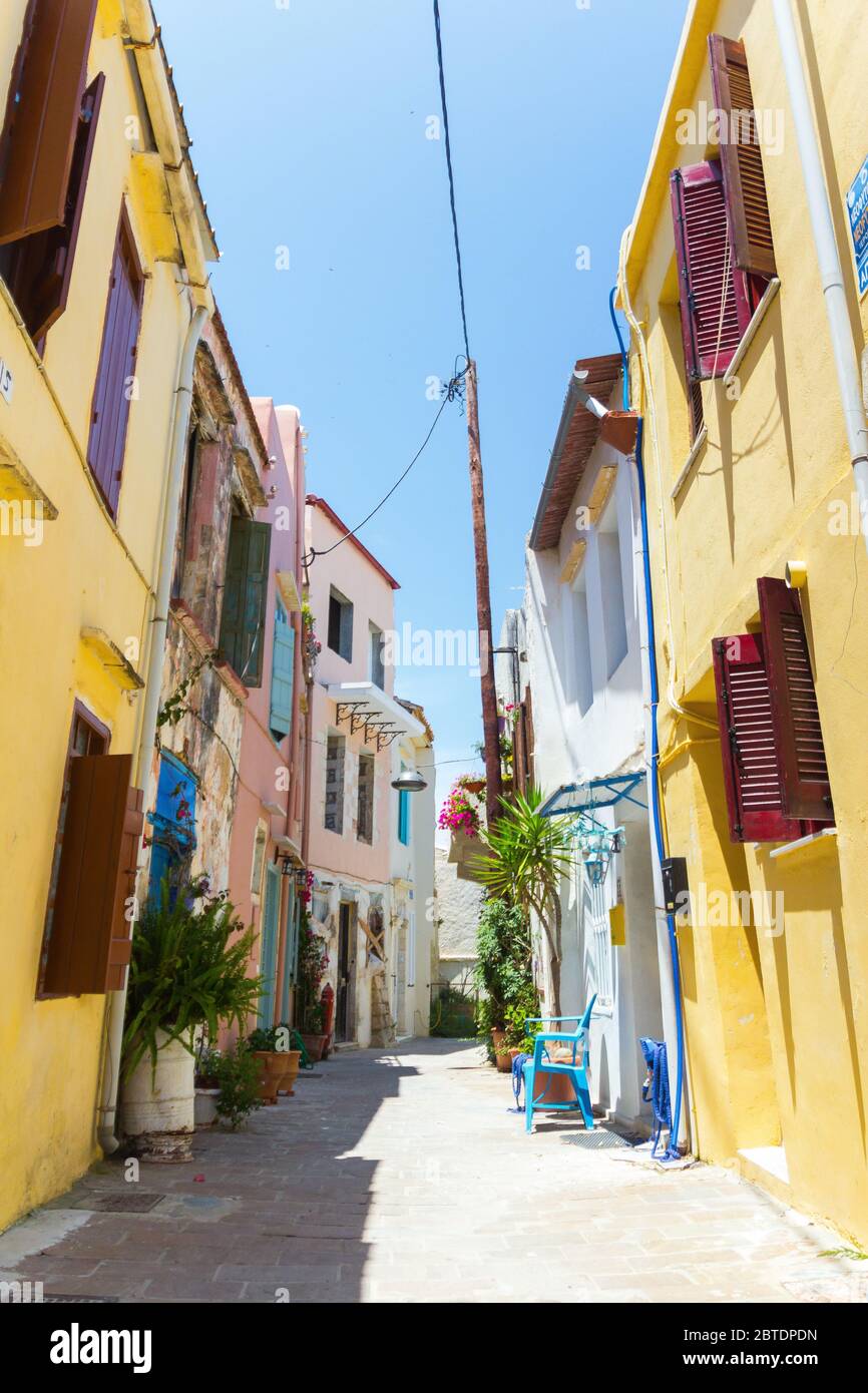 Belle rue typique de la Canée, Crète (Grèce). Prise de vue verticale de l'été. Architecture colorée (jaune), charmante ruelle étroite. Jour ensoleillé d'été. Banque D'Images Belle rue typique de la Canée, Crète (Grèce). Prise de vue verticale de l'été. Architecture colorée (jaune), charmante ruelle étroite. Jour ensoleillé d'été. Banque D'Images